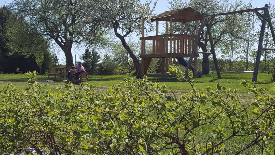 Jeux extérieurs pour enfants et table à picnic