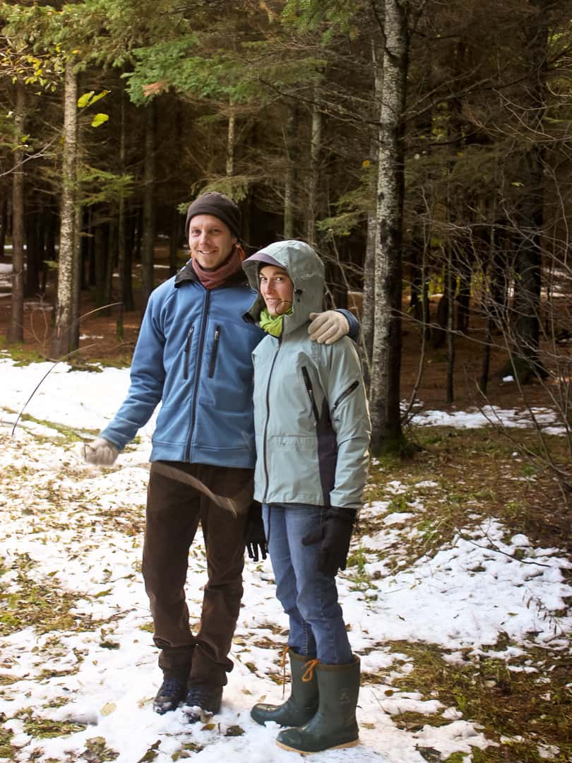 Nicolas et Maryse dans un sentier enneigé